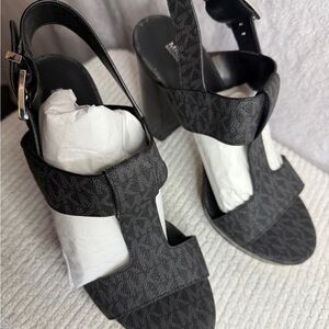 Stunning Michael Kors crunchy heel !!